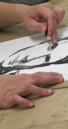 Croquis de figures humaines dessinées au fusain.