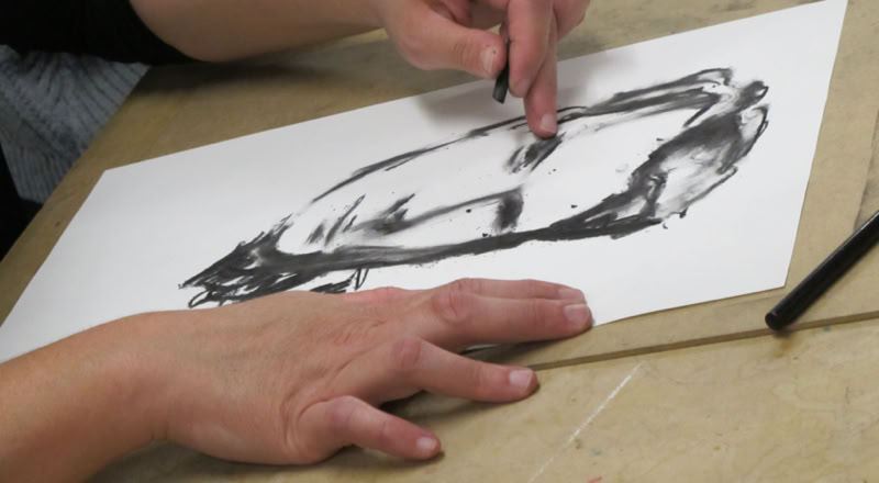 Croquis de figures humaines dessinées au fusain.