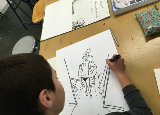 Un enfant dessine une illustration en noir et blanc sur une feuille de papier, avec d'autres feuilles et un étui à crayons sur la table.