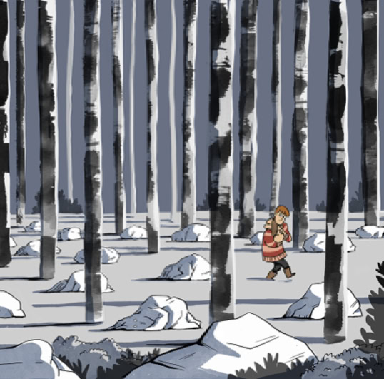 Une personne marche dans une forêt enneigée avec de grands arbres et des rochers recouverts de neige.