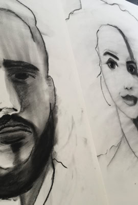 Dessins au fusain de plusieurs visages sur papier, montrant des traits expressifs et ombragés.